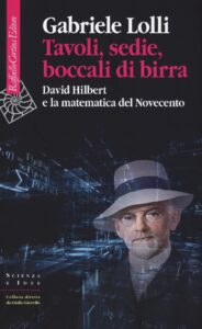 Tavoli, sedie, boccali di birra. David Hil...